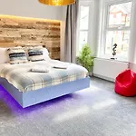 Cloud9 Guest House - By Coastline Retreats - Newly Renovated, Beautiful Ensuite Rooms Near Seafront In Town Centre, Netflix, Superfast Wifi, Communal Kitchen