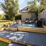 Queens Park Views By Grandeur Property