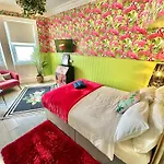 Lemur Lodge - Boutique Apartments - Short Stroll To The Beach