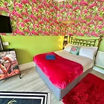 Lemur Lodge - Boutique Apartments - Short Stroll To The Beach