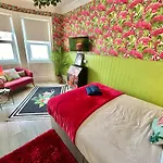 Lemur Lodge - Boutique Apartments - Short Stroll To The Beach