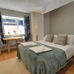 Chic Studio With Garden And 2 Min Walk To Beach