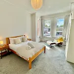 Bright 3 Bed Beach Escape With Garden And Parking - Two Bathrooms - Wifi - Close To Town And Beach!