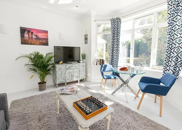 Queens Park Views By Grandeur Property