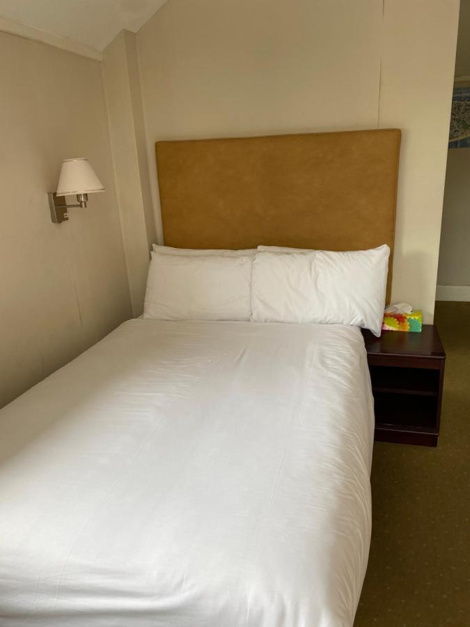 Hinton Firs Hotel 3*