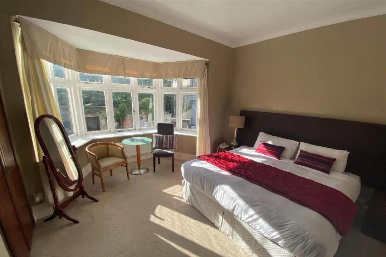 Hinton Firs Hotel 3*