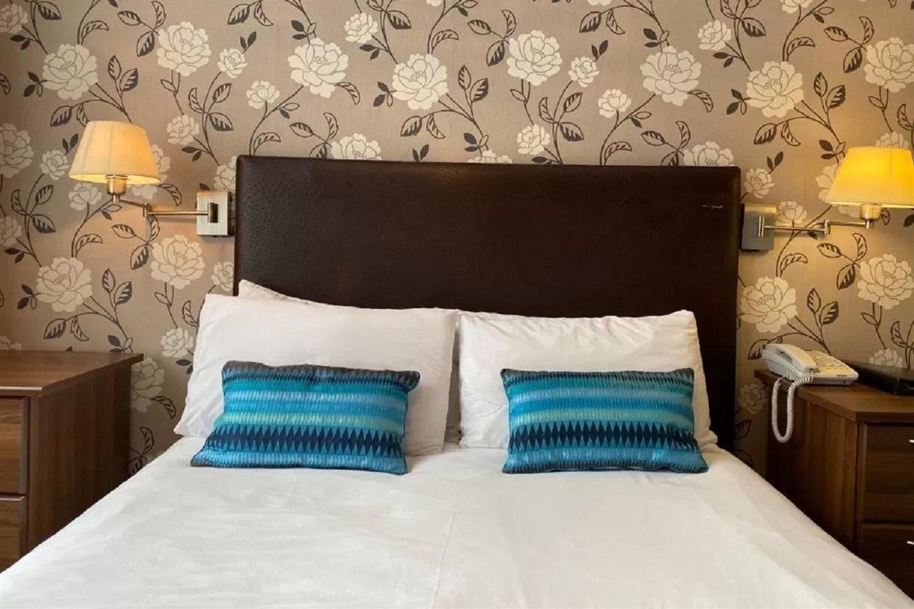 Hinton Firs Hotel 3*