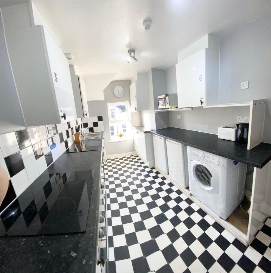 Guest house Coastline Retreats - Cloud9: Seafront Ensuite With Netflix *