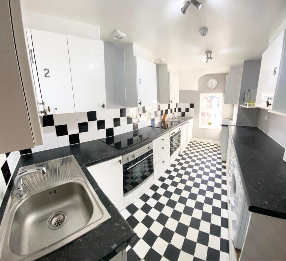 Coastline Retreats - Cloud9: Seafront Ensuite With Netflix Guest house *