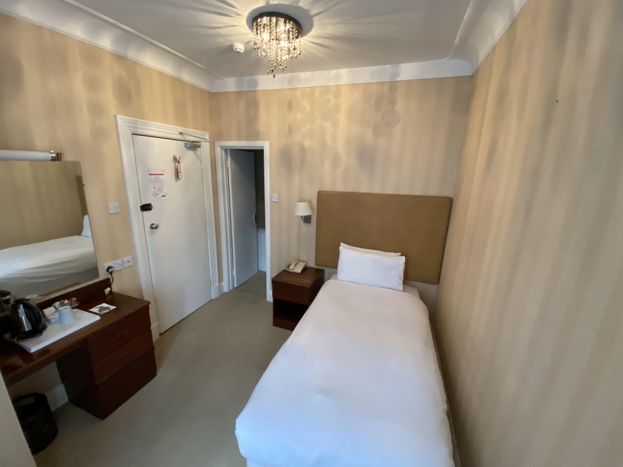 Hinton Firs Hotel 3*