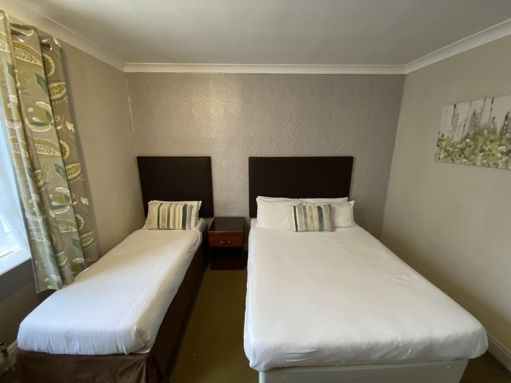 Hinton Firs Hotel 3*