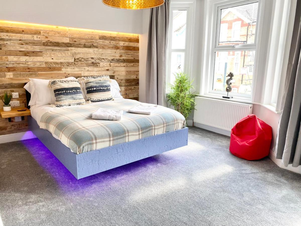 Guest house Coastline Retreats - Cloud9: Seafront Ensuite With Netflix
