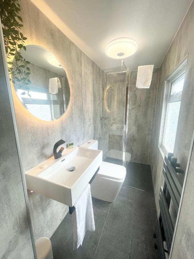 Guest house Coastline Retreats - Cloud9: Seafront Ensuite With Netflix Bournemouth
