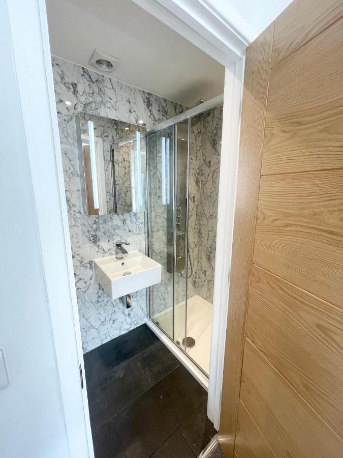 Guest house Coastline Retreats - Cloud9: Seafront Ensuite With Netflix *