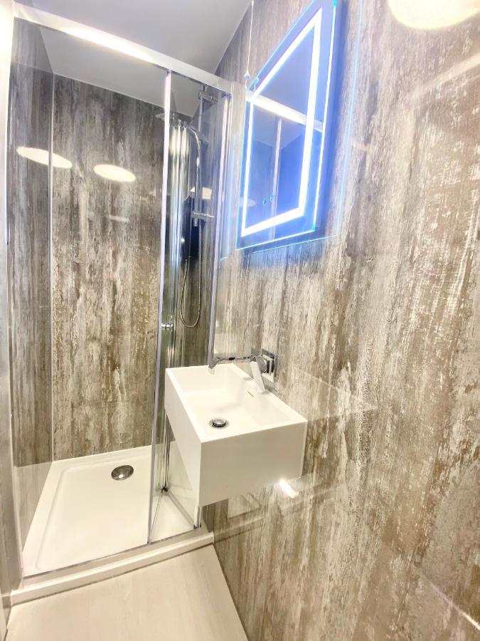 Coastline Retreats - Cloud9: Seafront Ensuite With Netflix