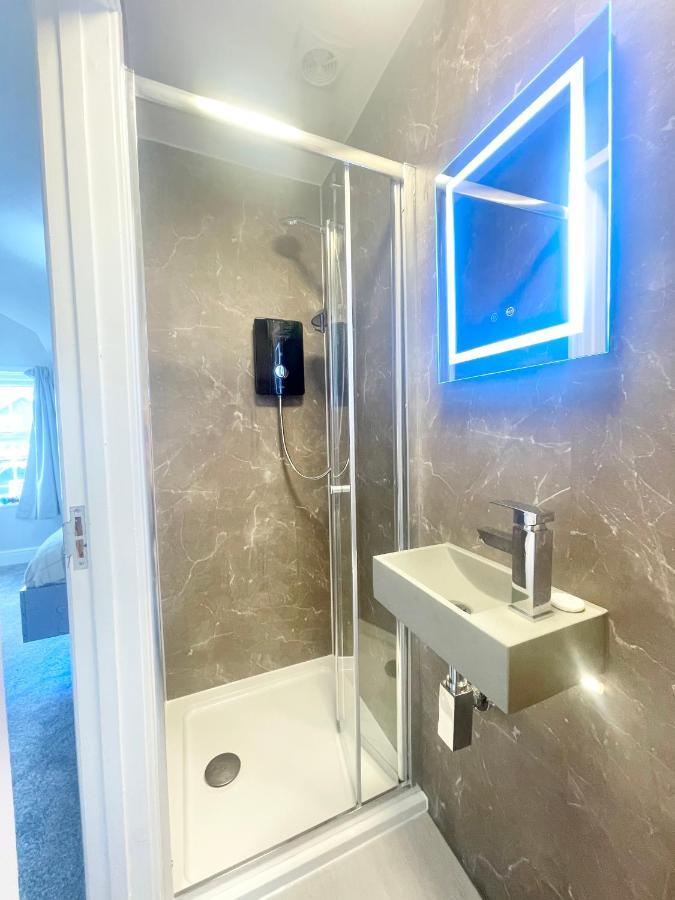 Guest house Coastline Retreats - Cloud9: Seafront Ensuite With Netflix *