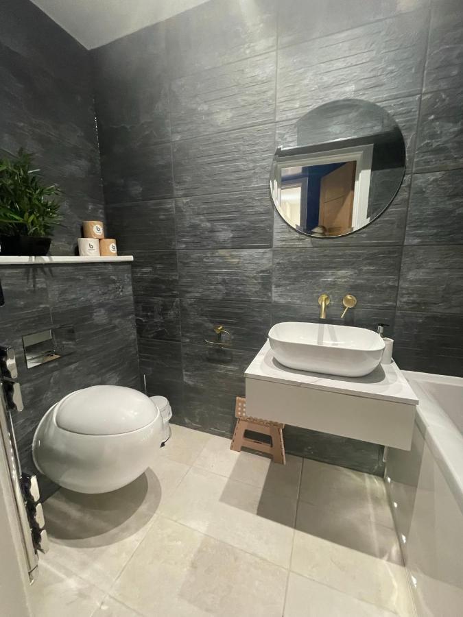 Guest house Coastline Retreats - Cloud9: Seafront Ensuite With Netflix Bournemouth