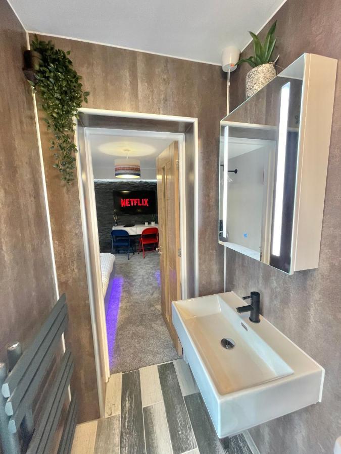 Coastline Retreats - Cloud9: Seafront Ensuite With Netflix *