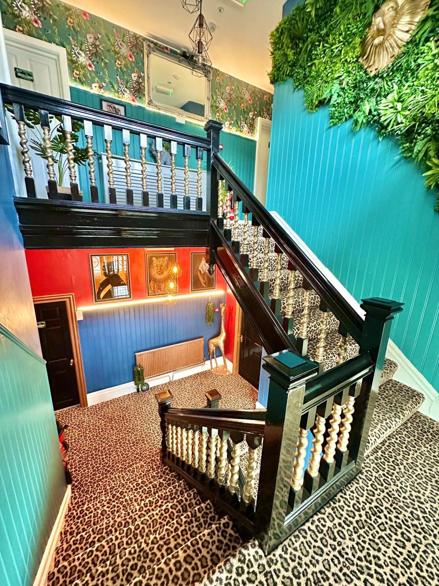 Lemur - Boutique - Short Stroll To The