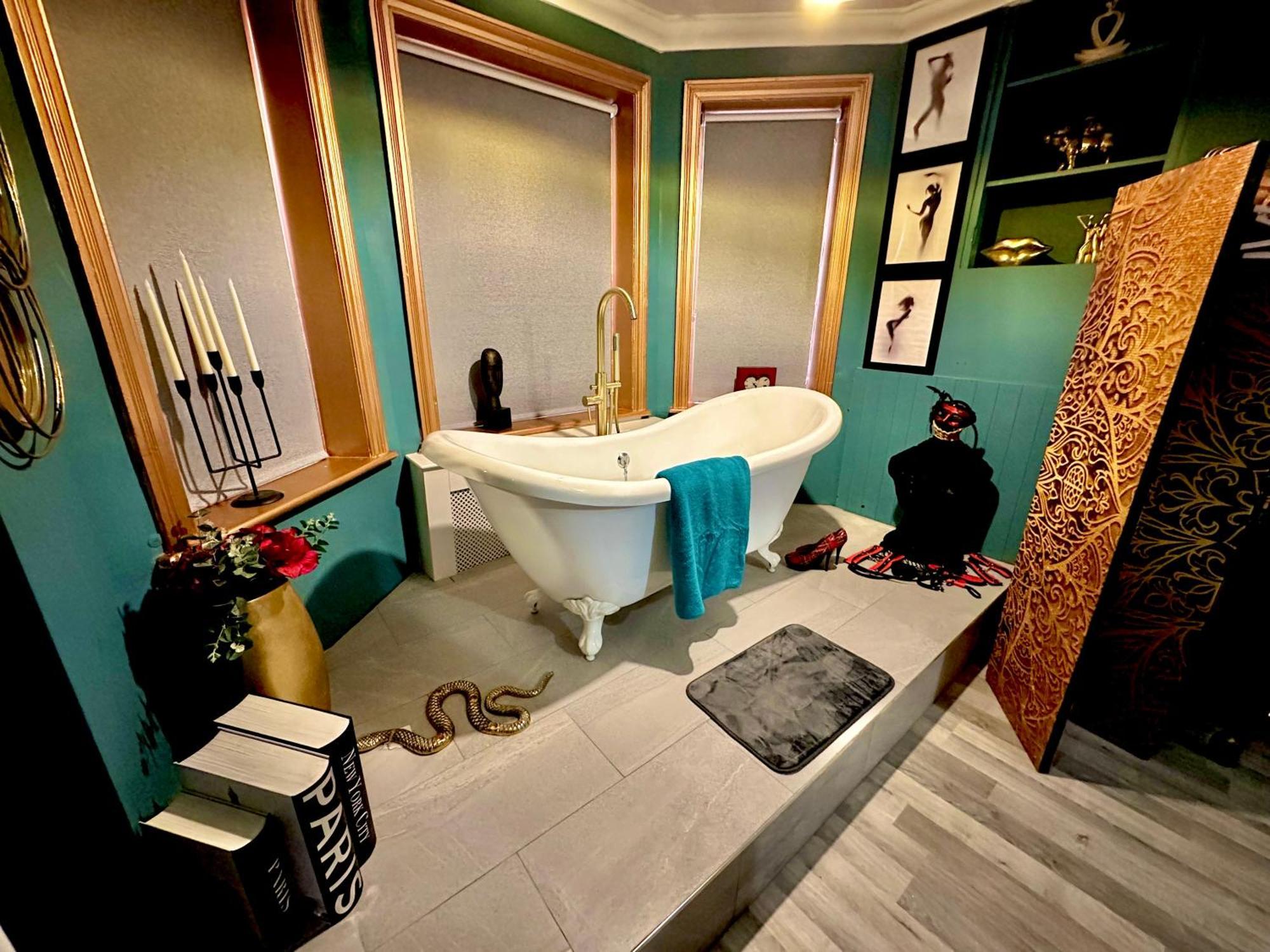 Apartment The Den Of Desire - Adults Only Experience - Walk To Beach And Town Centre - *