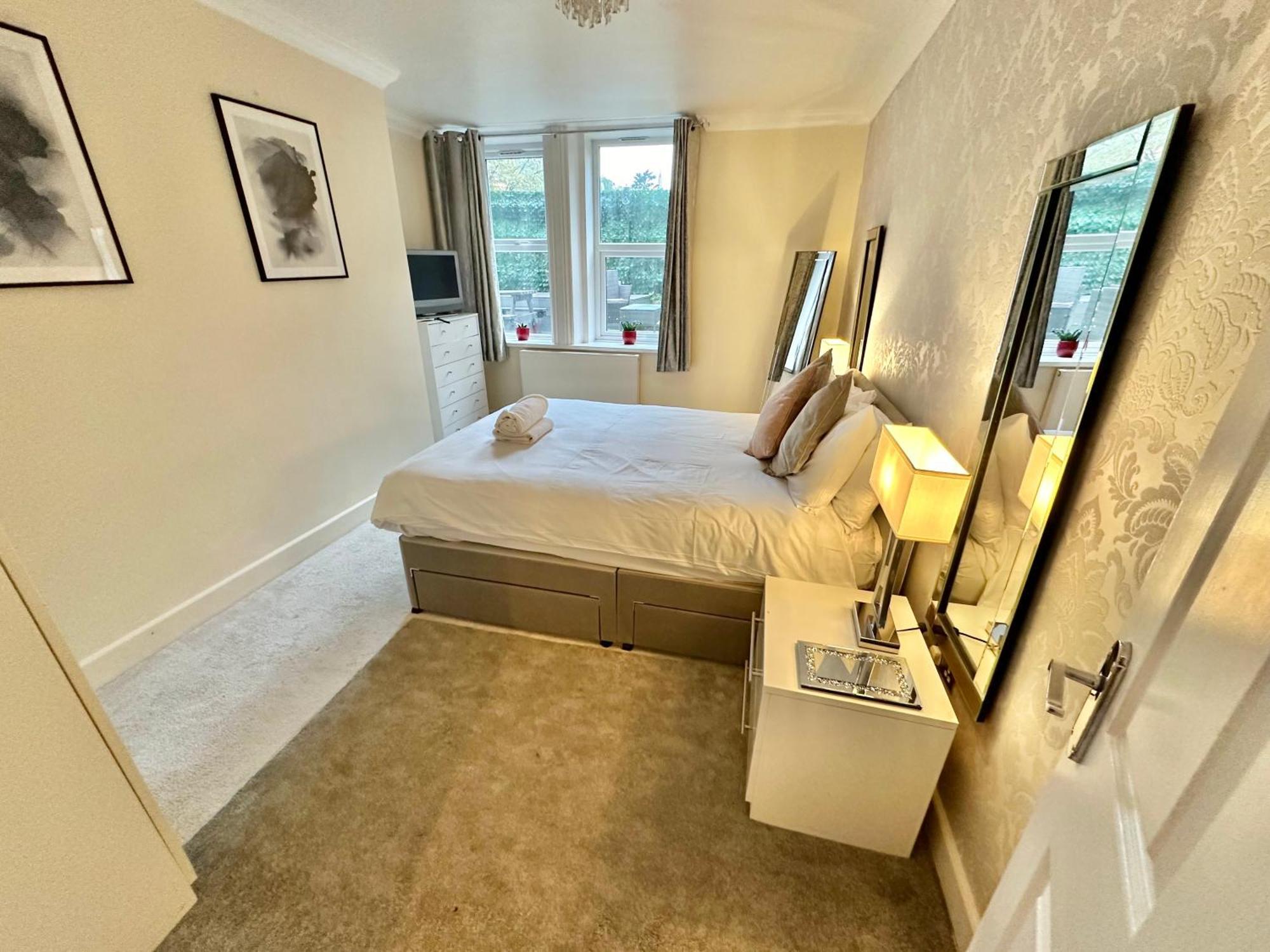 Glen Fern - Garden With Parking - Heart Of Town Centre - Close To - Darts And Table Football - Sleeps 11 Apartment *