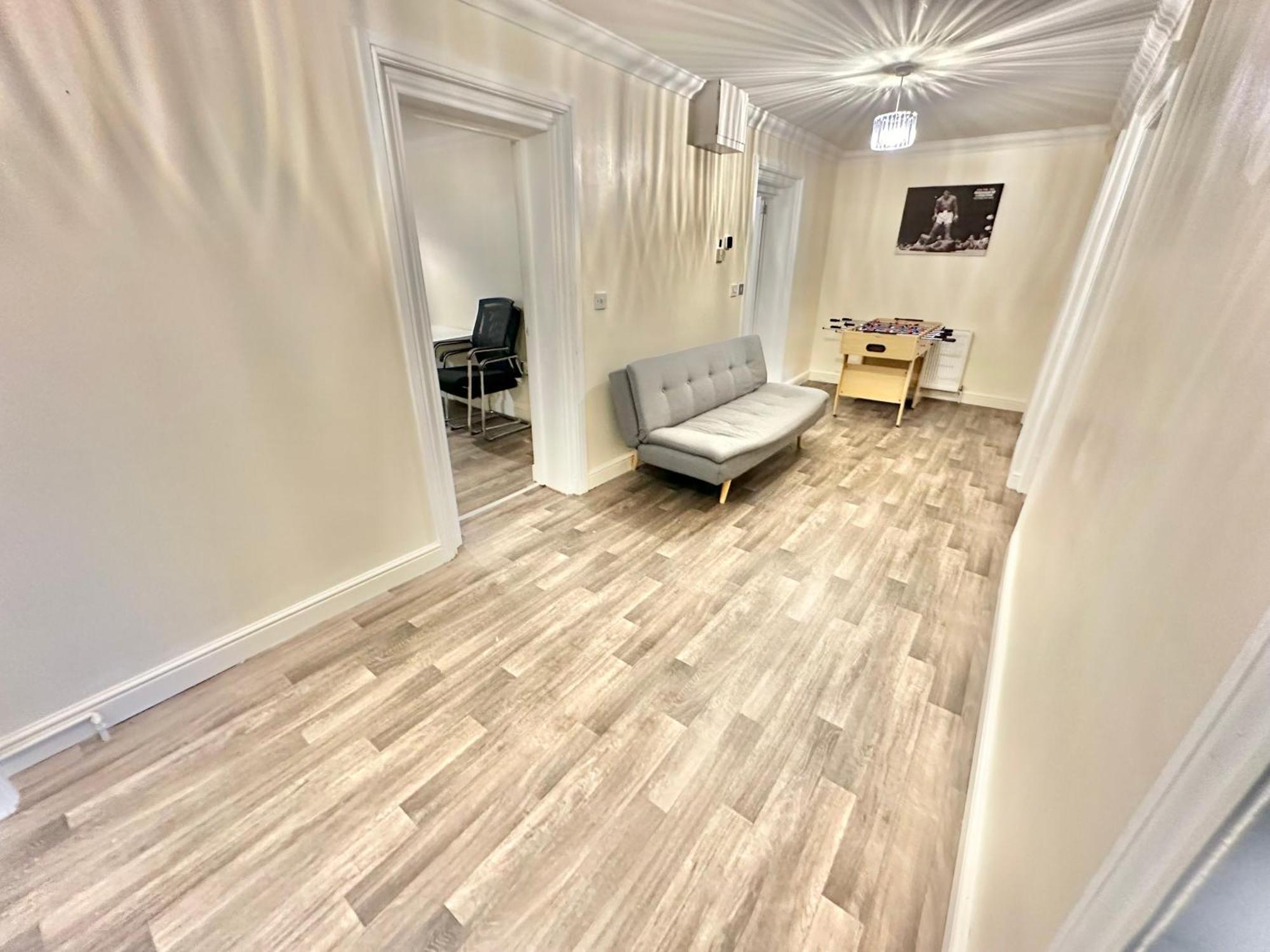 Apartment Glen Fern - Garden With Parking - Heart Of Town Centre - Close To - Darts And Table Football - Sleeps 11