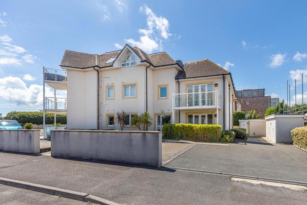 Bournecoast-situated Near Cliff & Beach-fm2872