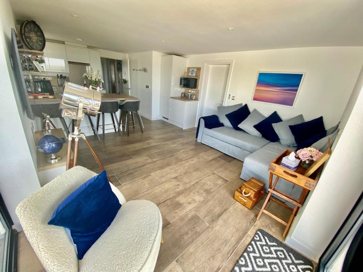 Apartment Brand New Beachfront Gf 2 Bed 6 Guests *