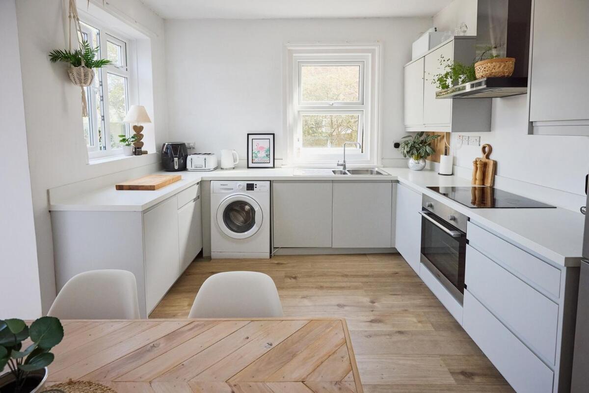 Bright 3 Bed Escape With Garden And Parking - Two Bathrooms - Wifi - Close To Town And Beach! Apartment