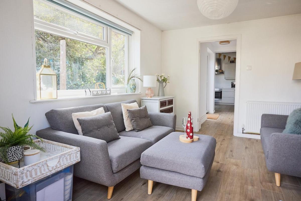 Bright 3 Bed Escape With Garden And Parking - Two Bathrooms - Wifi - Close To Town And Beach! Apartment