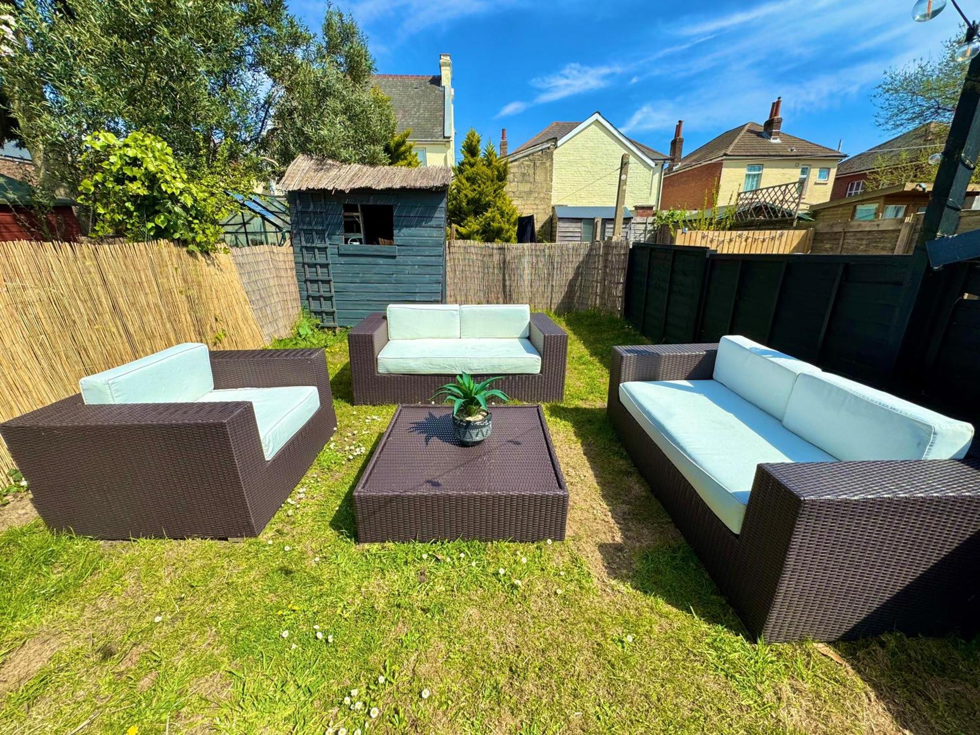 Bright 3 Bed Escape With Garden And Parking - Two Bathrooms - Wifi - Close To Town And Beach! Apartment Bournemouth