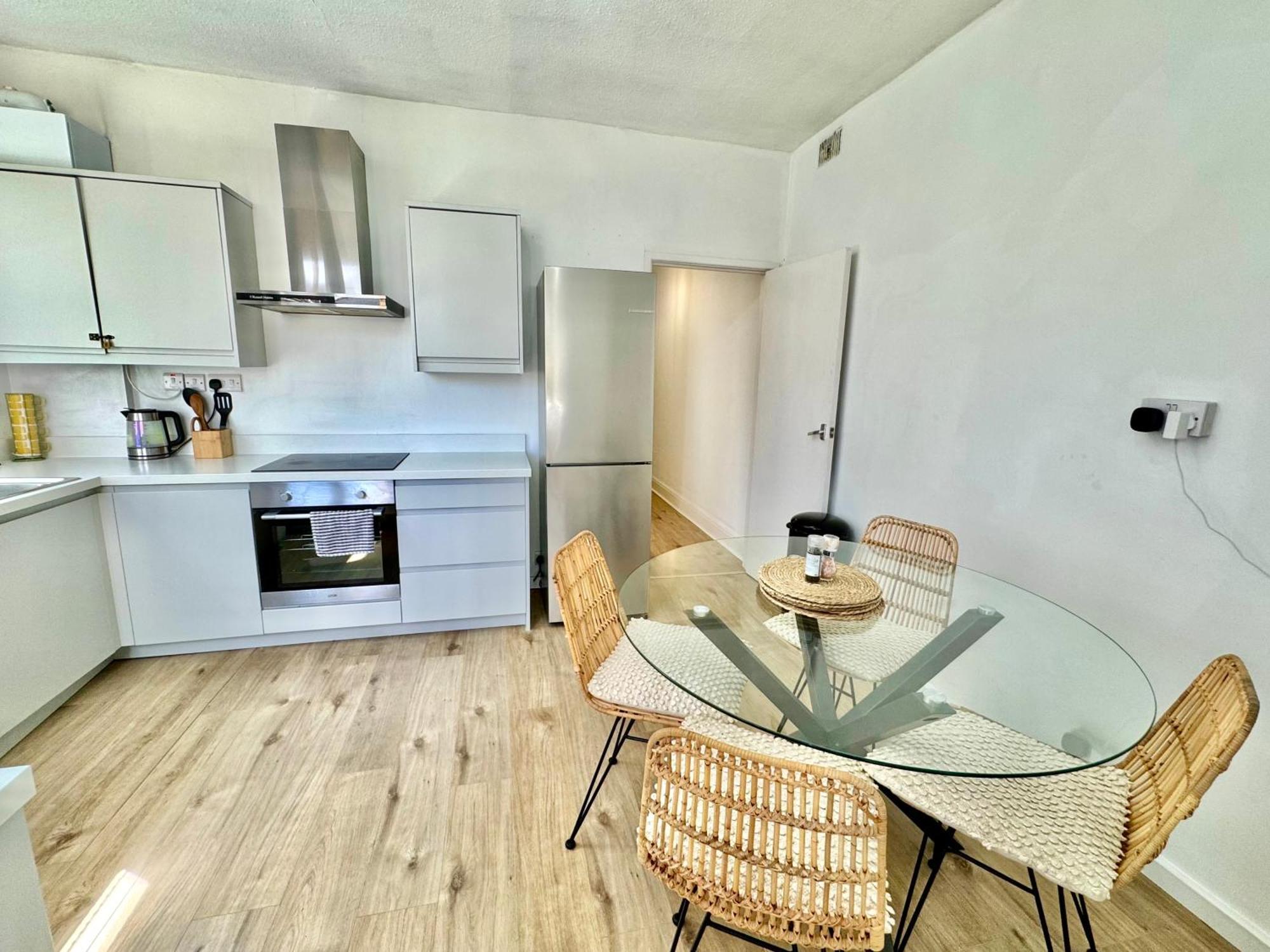 Apartment Bright 3 Bed Escape With Garden And Parking - Two Bathrooms - Wifi - Close To Town And Beach! Bournemouth