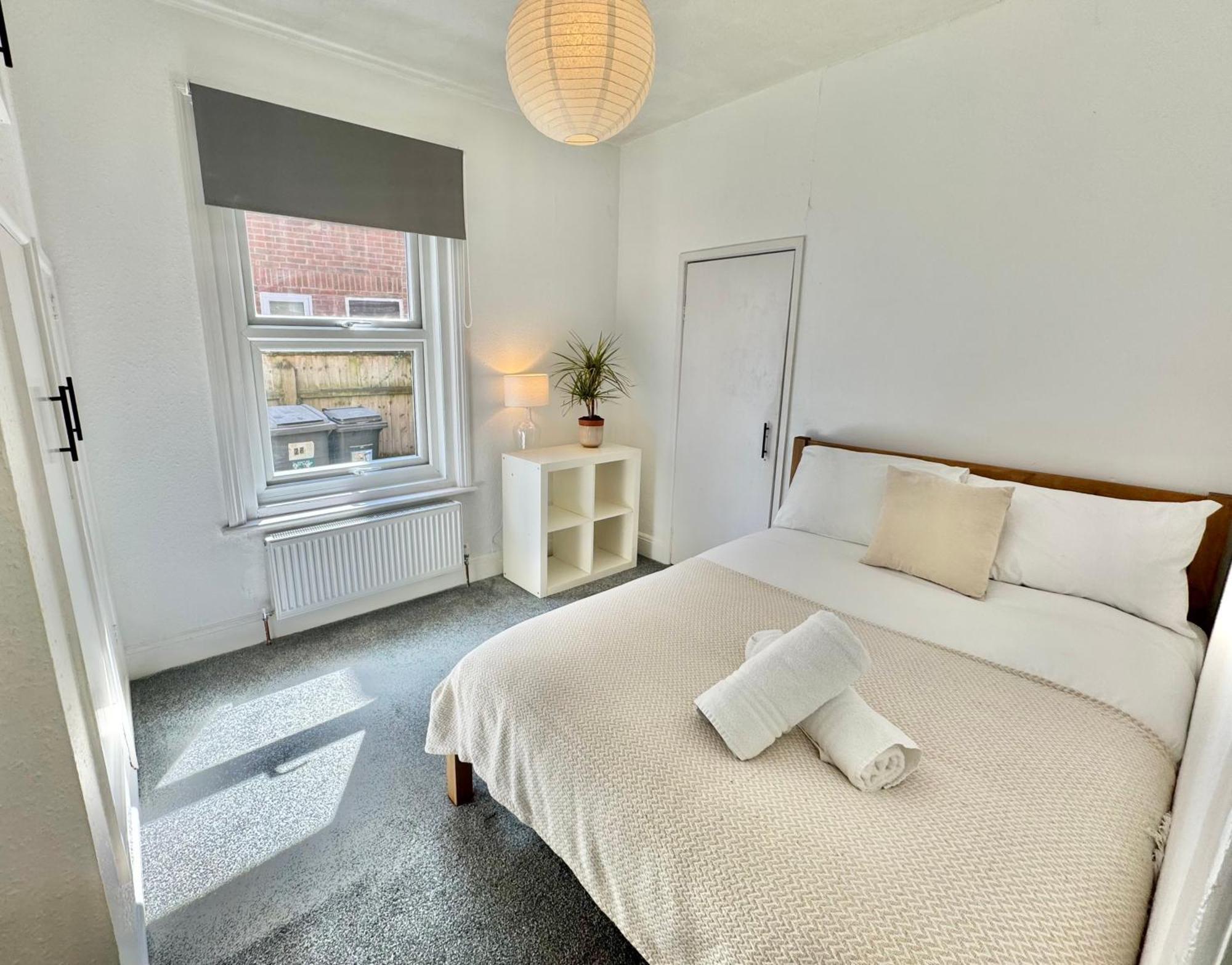 Bright 3 Bed Escape With Garden And Parking - Two Bathrooms - Wifi - Close To Town And Beach! Apartment Bournemouth