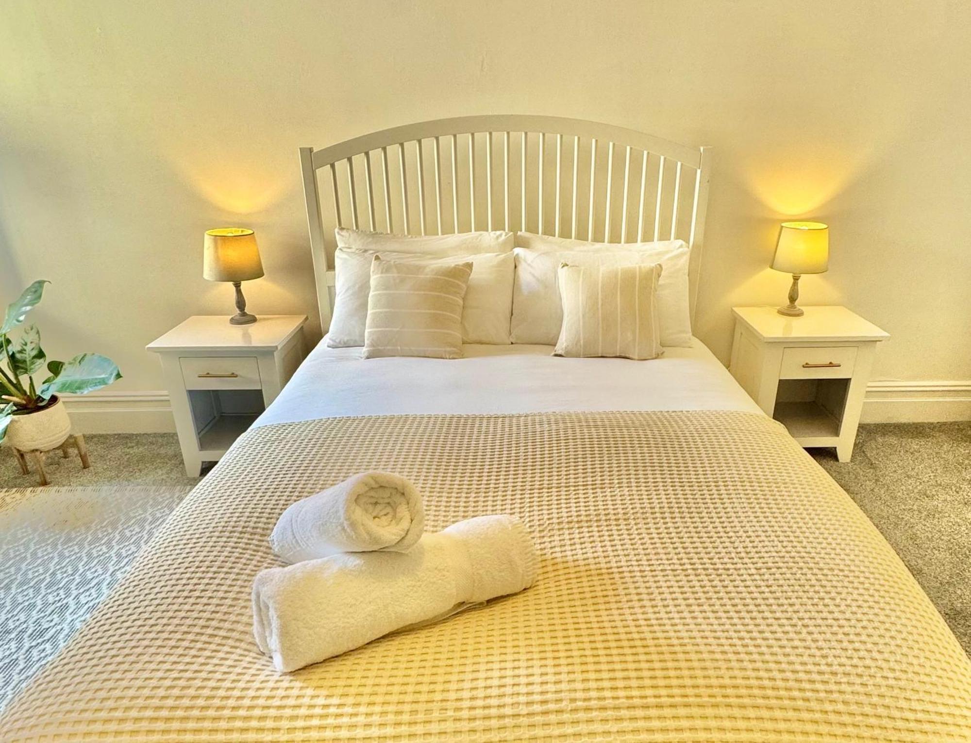 Apartment Bright 3 Bed Escape With Garden And Parking - Two Bathrooms - Wifi - Close To Town And Beach! *