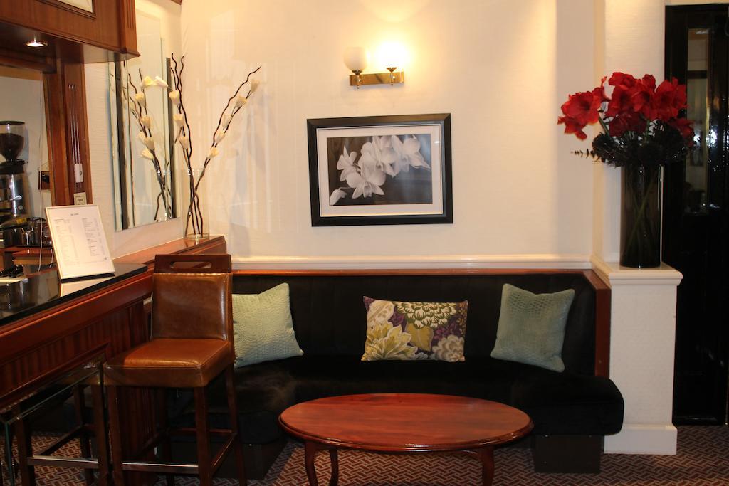 Hinton Firs Hotel 3*