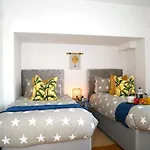Stunning Sea View - Beach Location - Garden - Parking - Fast Wifi - Smart Tv - Beautiful 3 Bedroom Apartment Sleeps Up To 8!