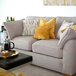Stunning Sea View - Beach Location - Garden - Parking - Fast Wifi - Smart Tv - Beautiful 3 Bedroom Apartment Sleeps Up To 8!