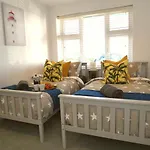 Stunning Sea View - Beach Location - Garden - Parking - Fast Wifi - Smart Tv - Beautiful 3 Bedroom Apartment Sleeps Up To 8!