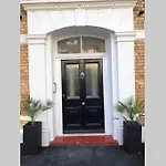 Stylish 2 Bed 2 Bath *Close To Beach And Centre With Parking*