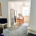 Entire Floor 2 Bedrooms On Westcliff