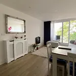 Modern Central Flat With Balcony & Free Parking On-Site