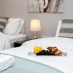 Your Oasis - Spacious Family House, Close To Beach, Shops, And Restaurants -Free Parking And Garden, Your Perfect Getaway
