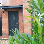 Your Oasis - Spacious Family House, Close To Beach, Shops, And Restaurants -Free Parking And Garden, Your Perfect Getaway