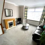 Spacious 2 Bed Apt Sleeps 4 Near Bournemouth Beach