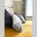 Spacious 2 Bed Apt Sleeps 4 Near Bournemouth Beach