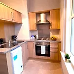 Funky Stylish Apartment! - 5 Minute Walk To The Best Beach! - Great Location - Parking - Fast Wifi - Smart Tv - Newly Decorated - Sleeps Up To 4! Close To Bournemouth & Poole Town Centre & Sandbanks