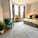 Funky Stylish Apartment! - 5 Minute Walk To The Best Beach! - Great Location - Parking - Fast Wifi - Smart Tv - Newly Decorated - Sleeps Up To 4! Close To Bournemouth & Poole Town Centre & Sandbanks