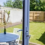 Alma Apt - 2 Bedrooms - Lovely Garden And Free Parking
