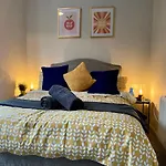 Funky Stylish Apartment! - 5 Minute Walk To The Best Beach! - Great Location - Parking - Fast Wifi - Smart Tv - Newly Decorated - Sleeps Up To 4! Close To Bournemouth & Poole Town Centre & Sandbanks