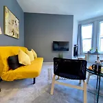 Trendy Stylish Apartment! - 5 Minute Walk To The Best Beach! - Great Location - Parking - Fast Wifi - Smart Tv - Newly Decorated - Sleeps Up To 6! Close To Bournemouth & Poole Town Centre & Sandbanks